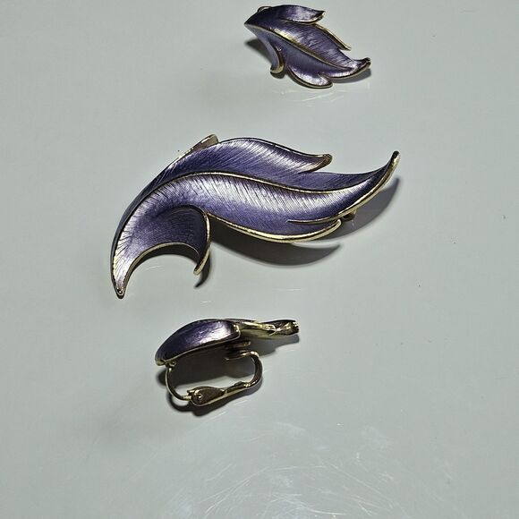 Vintage Jonette Jewelry Gold Tone Purple Enamel Brooch & Clip On Earrings Set - Picture 10 of 11